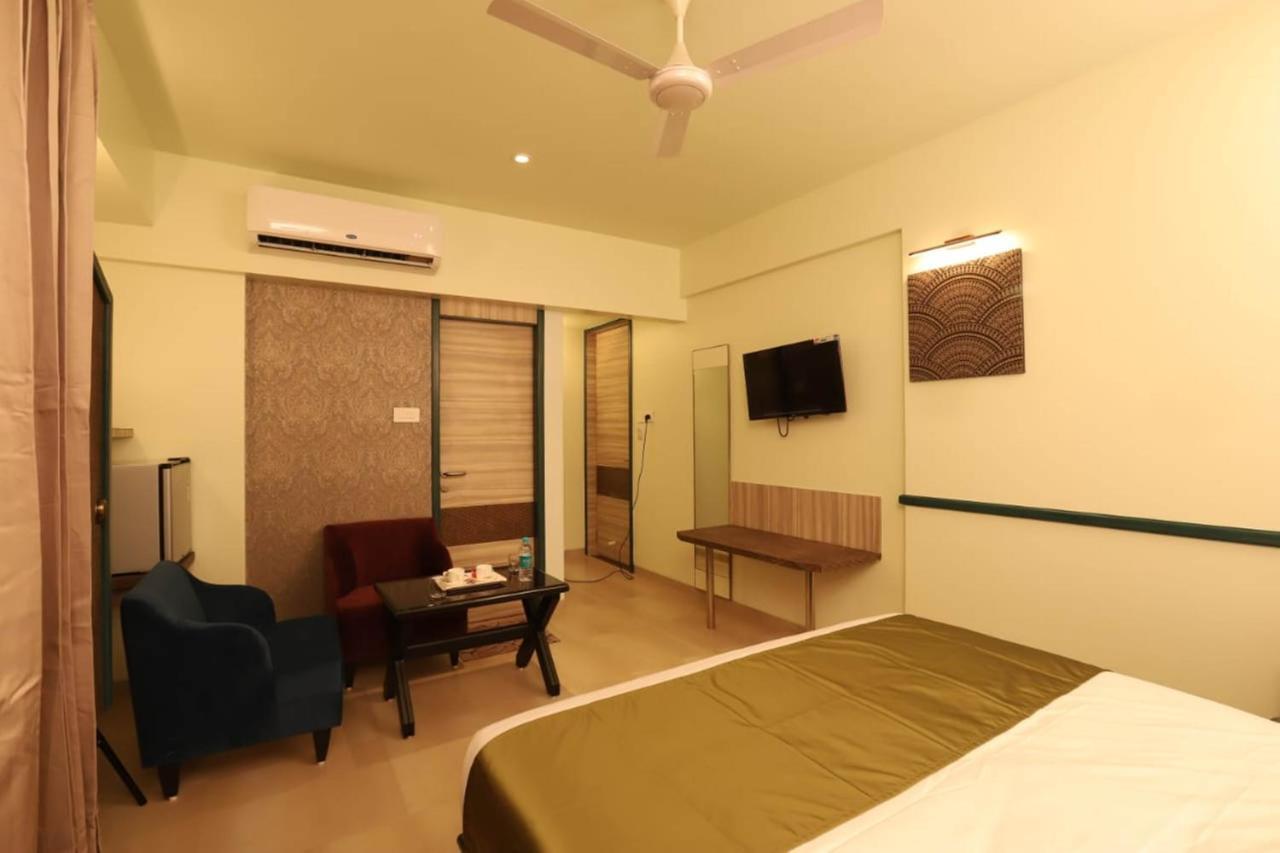 Hotel Prabha Palace อาห์มาดนาการ์ ภายนอก รูปภาพ