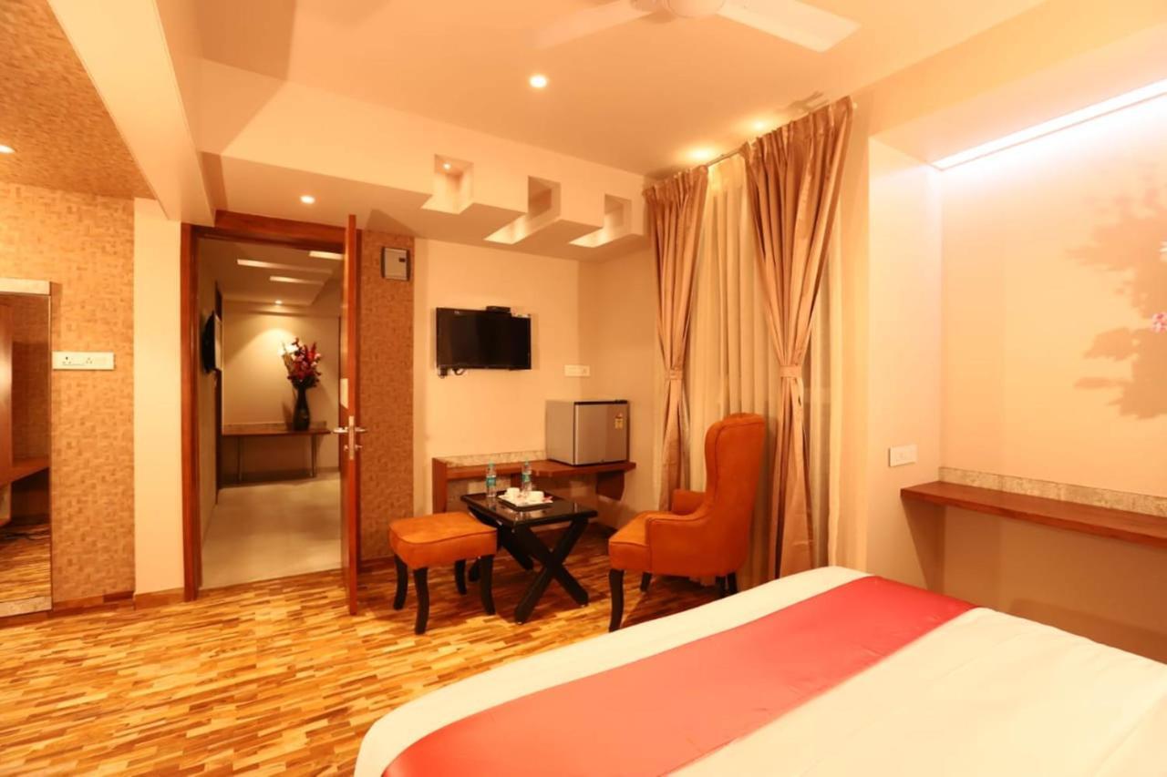 Hotel Prabha Palace อาห์มาดนาการ์ ภายนอก รูปภาพ